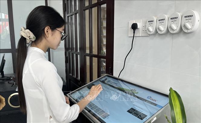 Học sinh tìm kiếm sách và thông tin bằng việc tương tác qua màn hình điện tử thông minh. (Ảnh: Văn Dũng/TTXVN)
